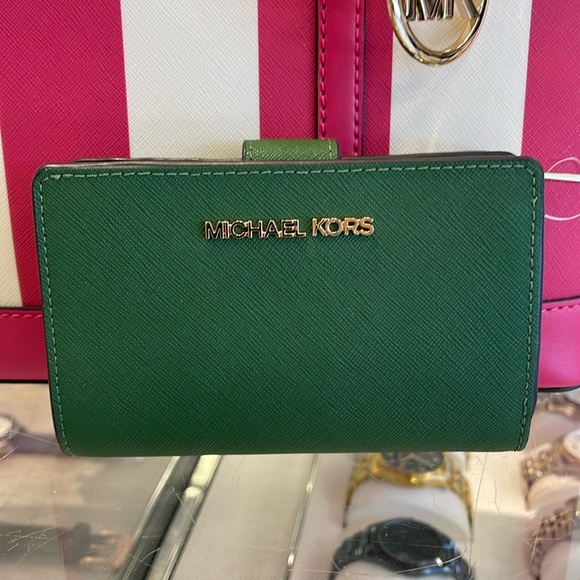 MICHAEL KORS
Medium Jet Set Travel Crossgrain Leather Bifold Zip Wallet
NWT - Picture 14 of 16